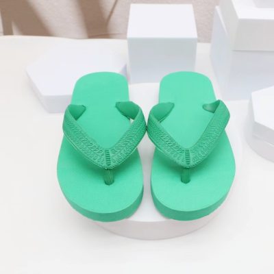 Kids lightweight rubber flip flops with anti-slip sole