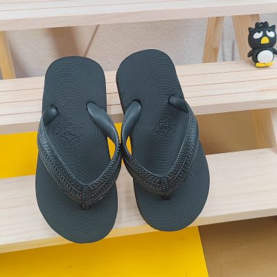 Kids lightweight rubber flip flops with anti-slip sole