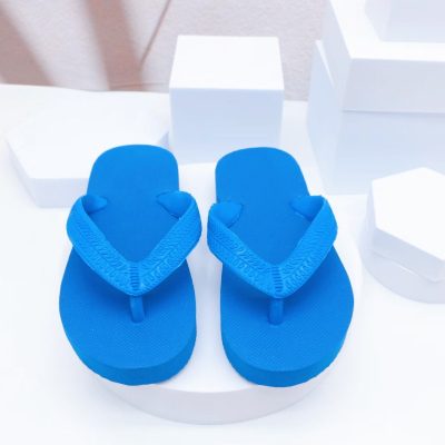 Kids lightweight rubber flip flops with anti-slip sole