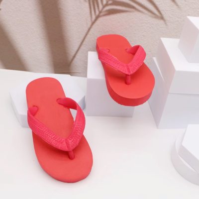 Kids lightweight rubber flip flops with anti-slip sole