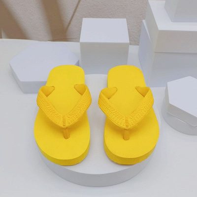 Kids lightweight rubber flip flops with anti-slip sole
