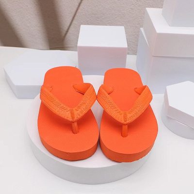 Kids lightweight rubber flip flops with anti-slip sole
